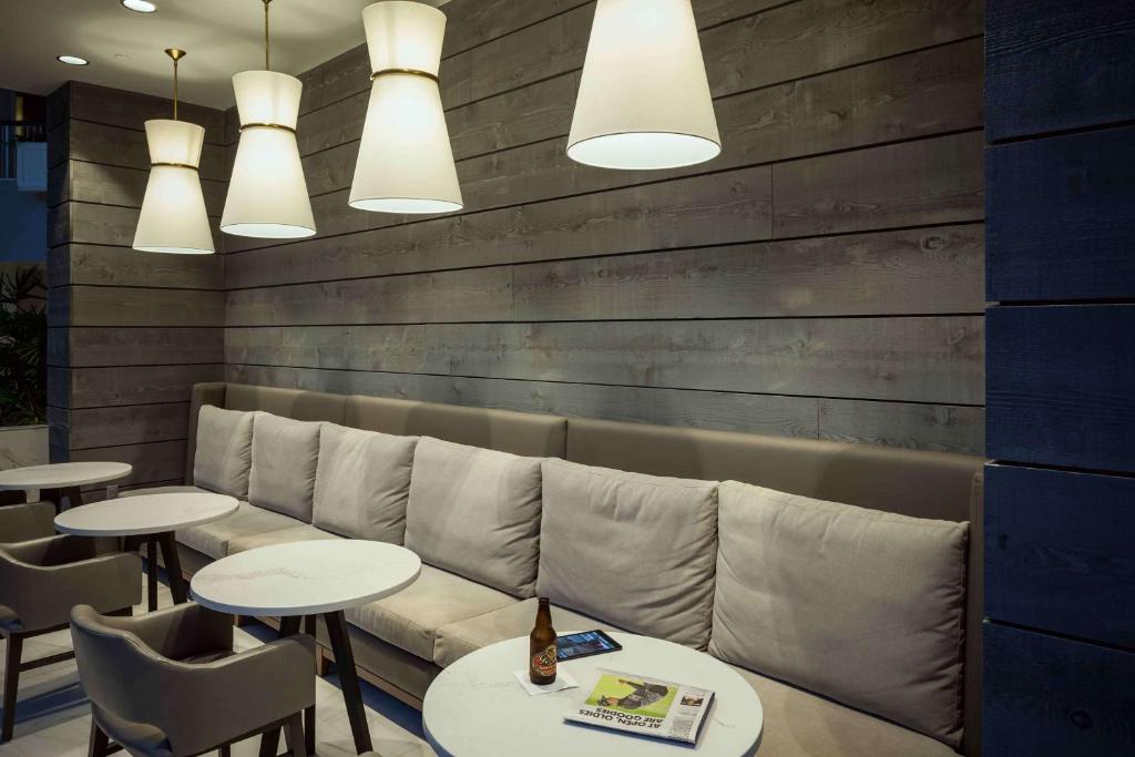 Posezení v ubytování Hilton Suites Brentwood