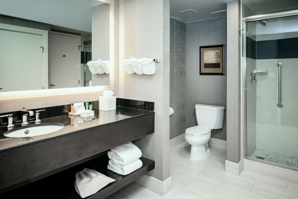 Koupelna v ubytování Hilton Suites Brentwood