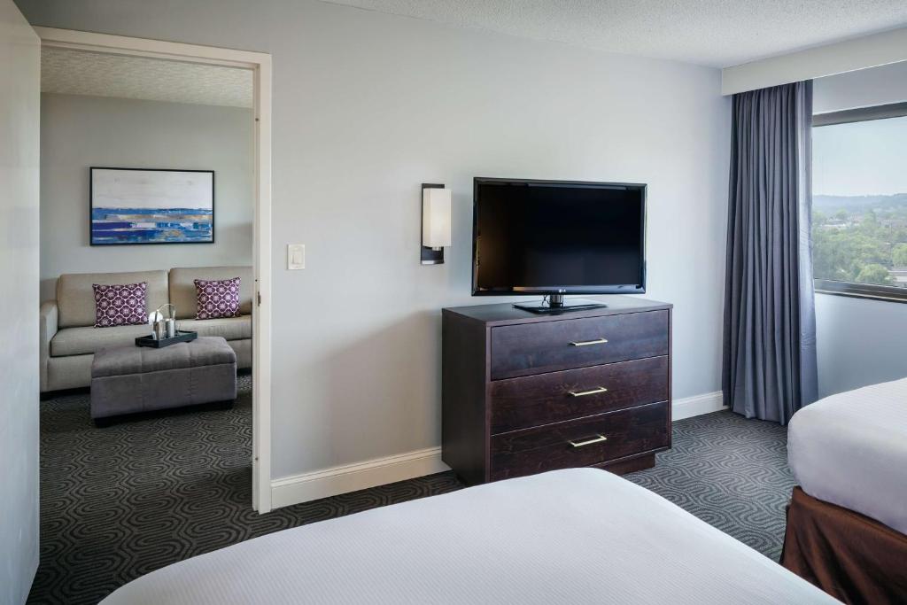 TV a/nebo společenská místnost v ubytování Hilton Suites Brentwood