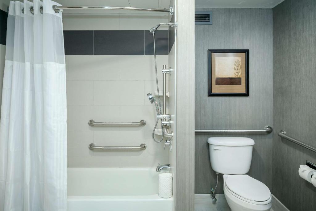 Koupelna v ubytování Hilton Suites Brentwood