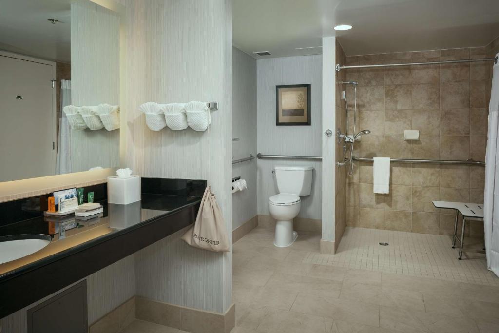 Koupelna v ubytování Hilton Suites Brentwood