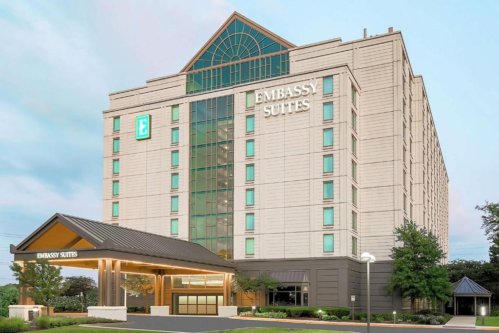 a rendering of an embassy suites hotel at Embassy Suites by Hilton Chicago Lombard in Lombard