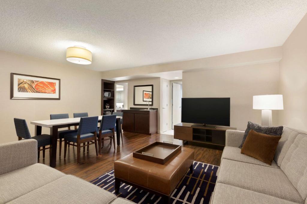 Embassy Suites by Hilton Chicago Lombard photo