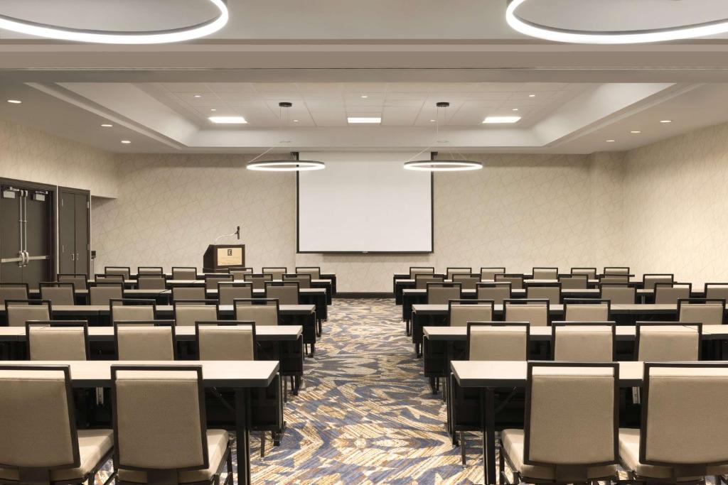 Embassy Suites by Hilton Chicago Lombard photo
