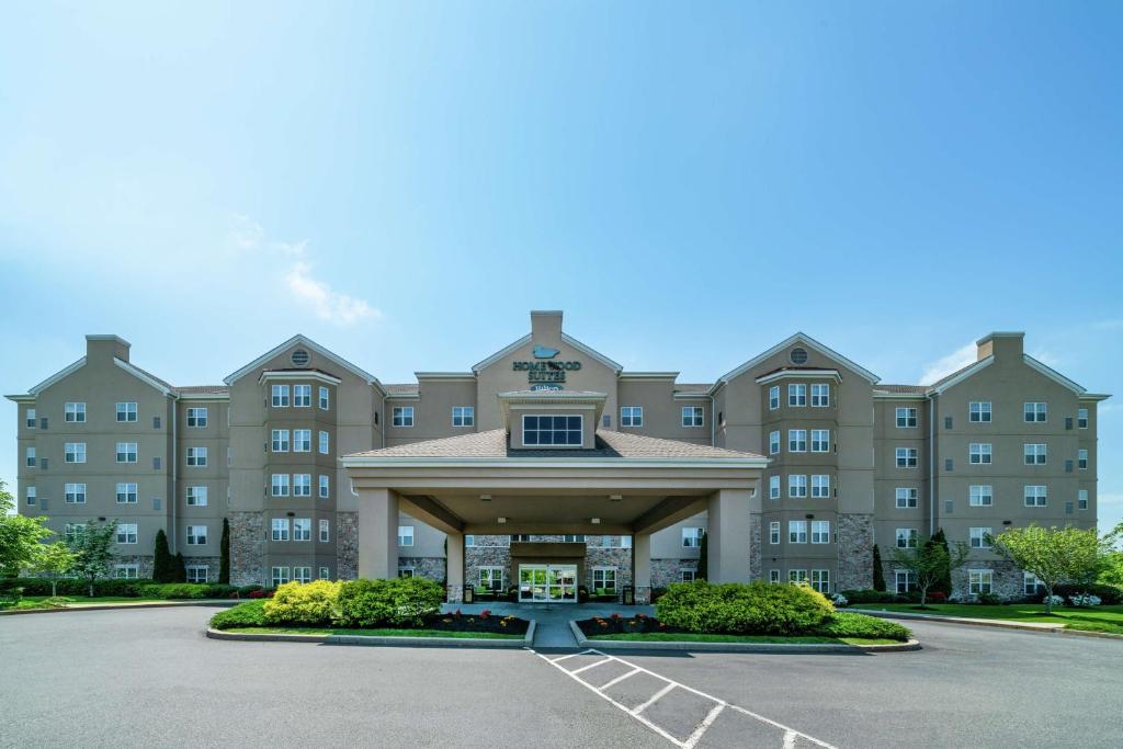 um grande edifício com um parque de estacionamento em frente em Homewood Suites by Hilton Philadelphia-Valley Forge em Audubon