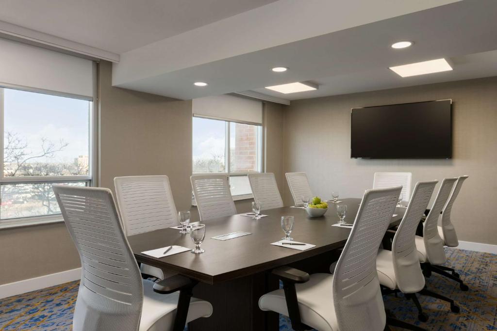 Embassy Suites By Hilton Toronto Airport photo