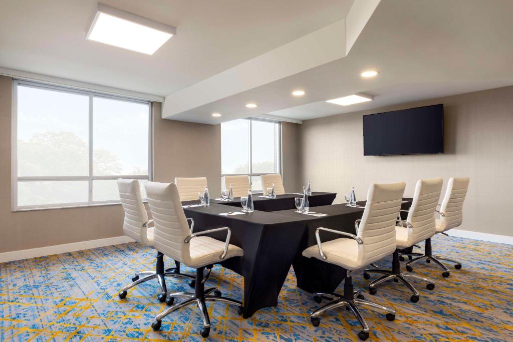 Embassy Suites By Hilton Toronto Airport photo