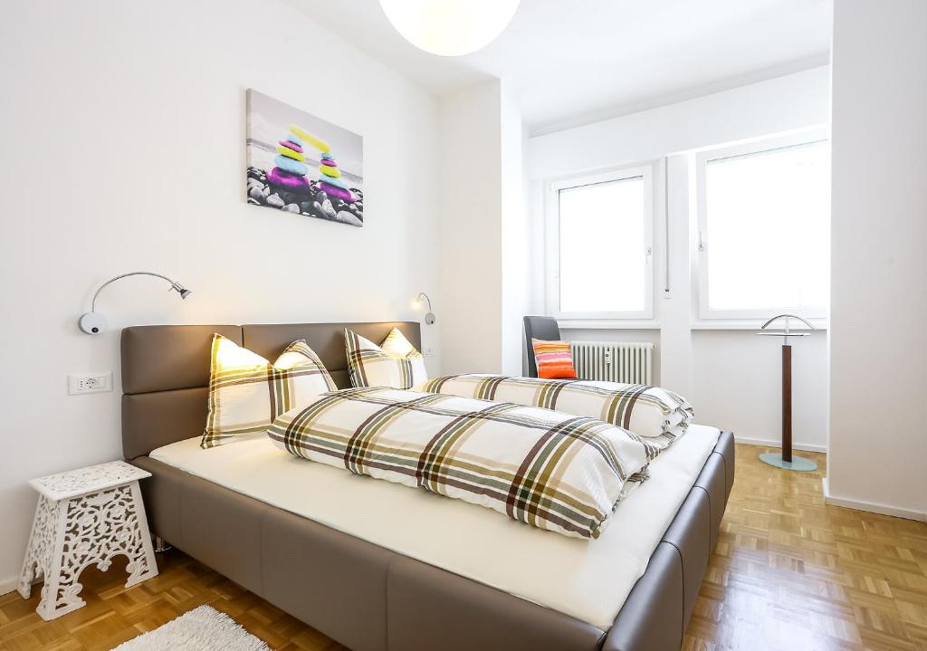 1 dormitorio con 1 cama grande con almohadas amarillas en Andreas Hofer Residence, en Bolzano