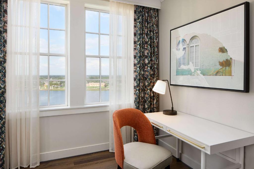 The Terrace Hotel Lakeland, Tapestry Collection by Hilton - Habitación King En Esquina Con Vistas Al Lago