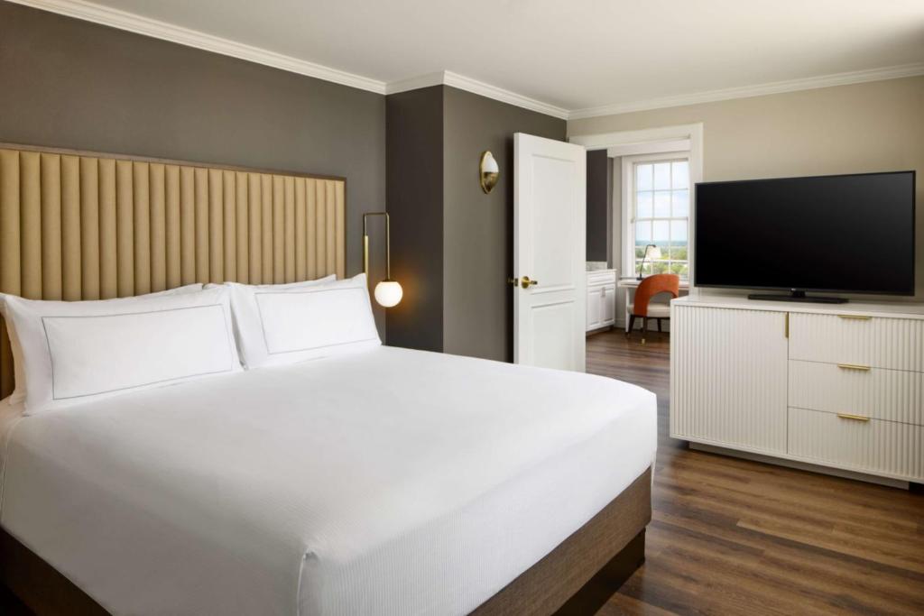 The Terrace Hotel Lakeland, Tapestry Collection by Hilton - Suite King De Un Dormitorio Con Vista Al Lago