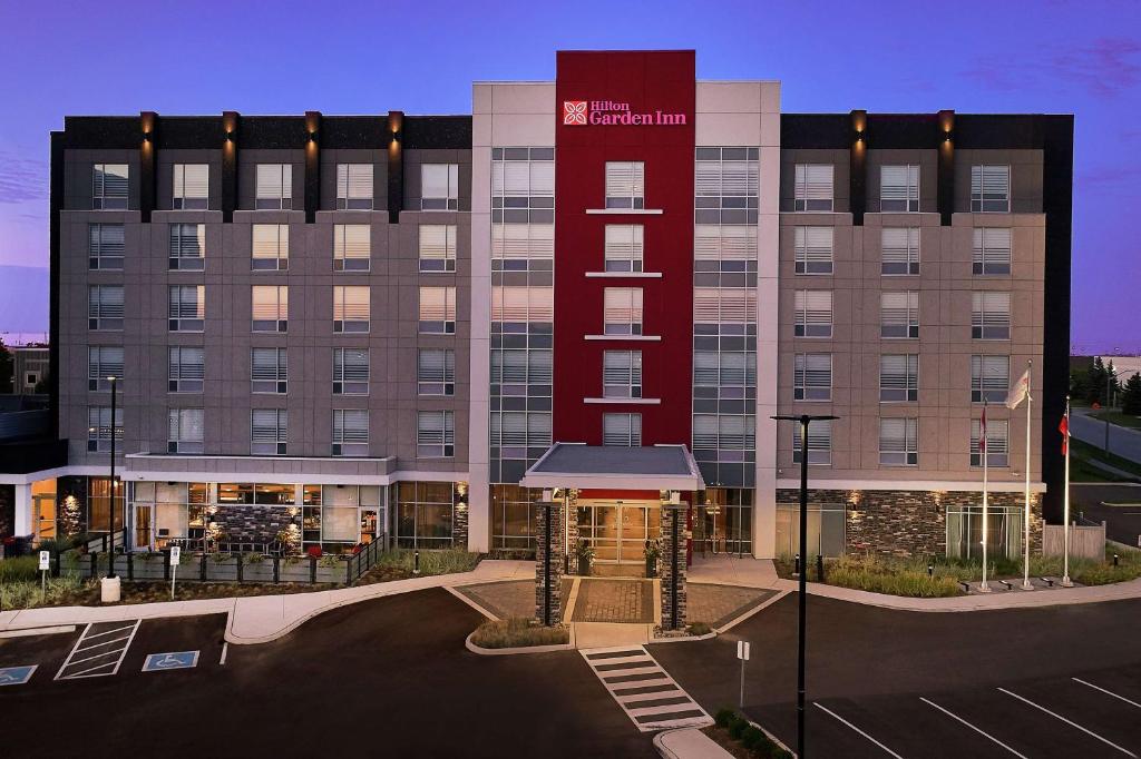 una rappresentazione della parte anteriore di un hotel di Hilton Garden Inn Toronto/Brampton West, Ontario, Canada a Brampton