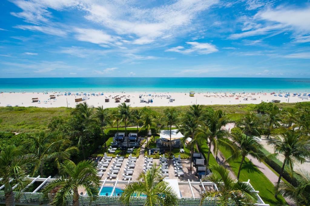 uma vista aérea de uma praia com palmeiras em Hilton Bentley Miami South Beach em Miami Beach