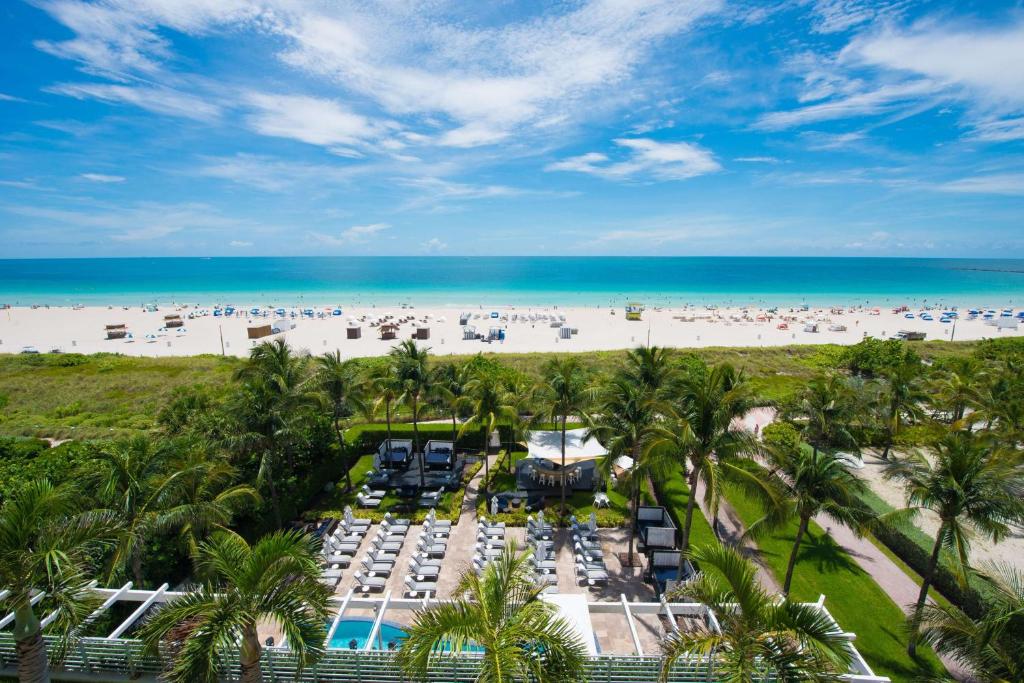 een luchtzicht op een strand met palmbomen bij Hilton Bentley Miami South Beach in Miami Beach