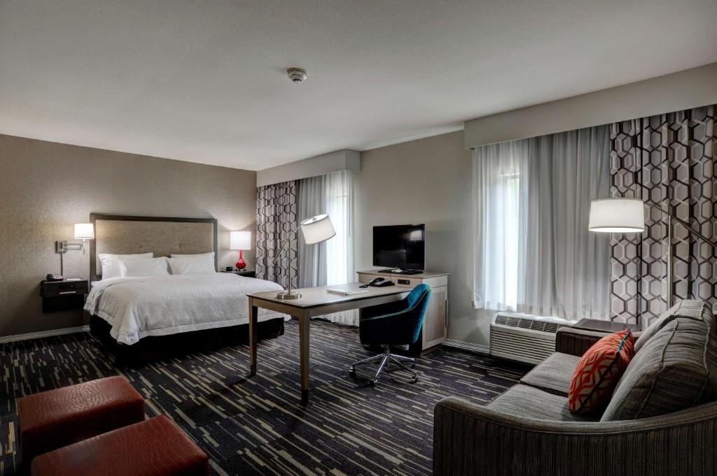 una camera d'albergo con letto e scrivania di Hampton Inn & Suites Ardmore ad Ardmore