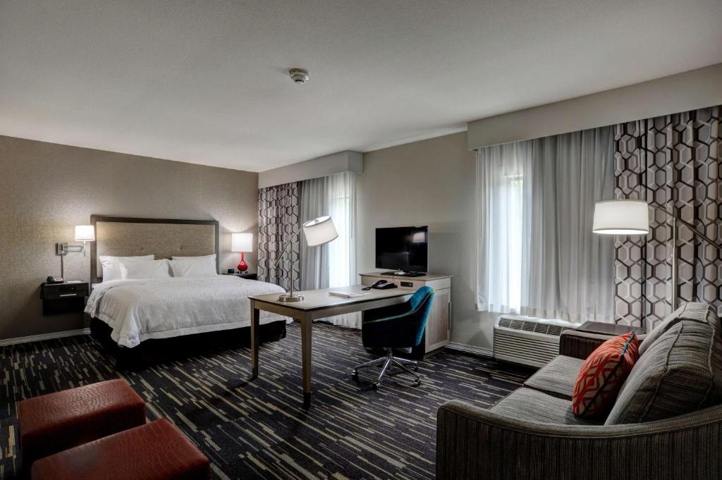 Postel nebo postele na pokoji v ubytování Hampton Inn & Suites Ardmore