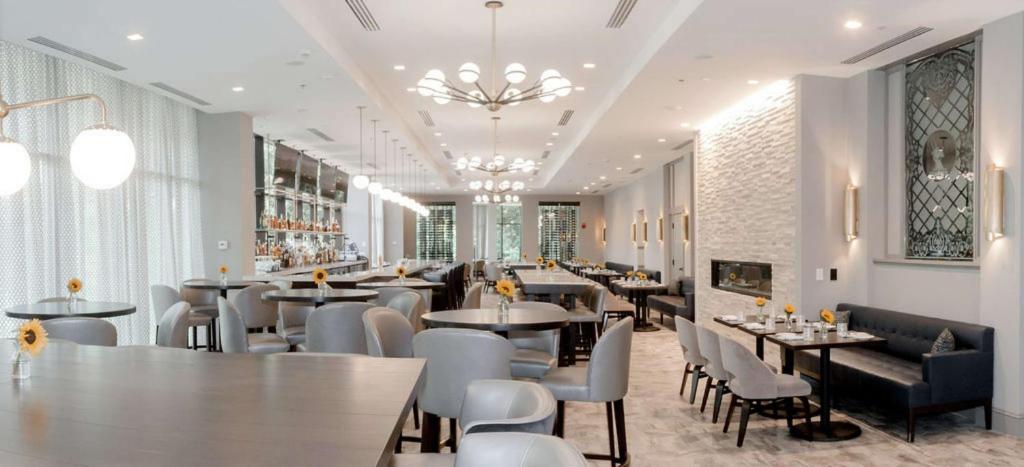 Restoran atau tempat lain untuk makan di DoubleTree by Hilton Charlottesville