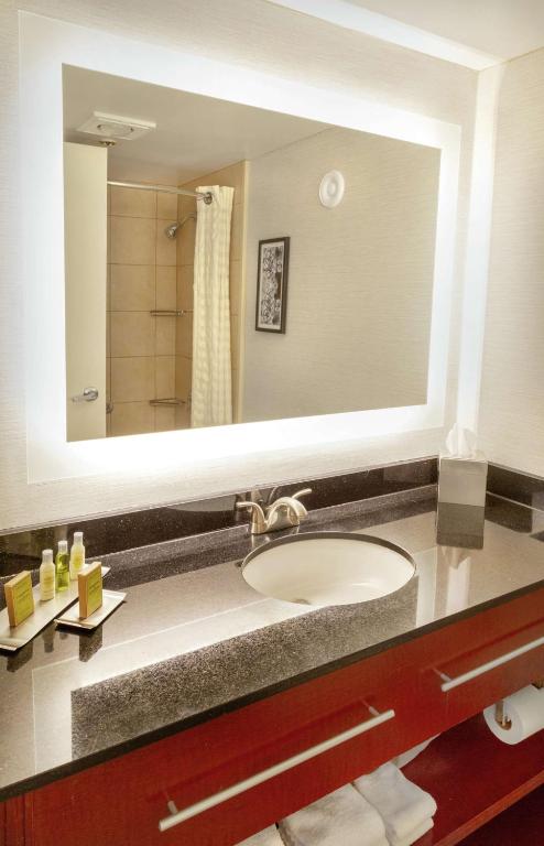 DoubleTree by Hilton Charlottesville photo