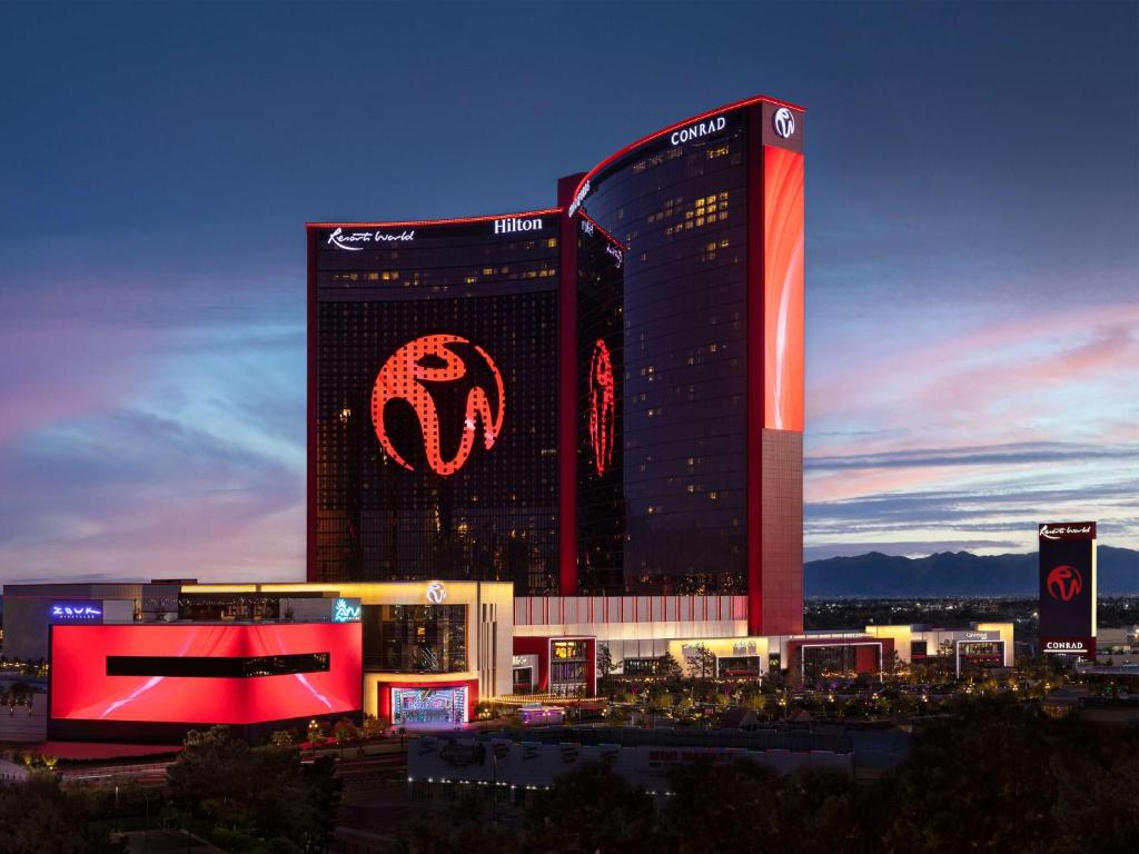 een groot gebouw met een bord aan de zijkant bij Las Vegas Hilton At Resorts World in Las Vegas