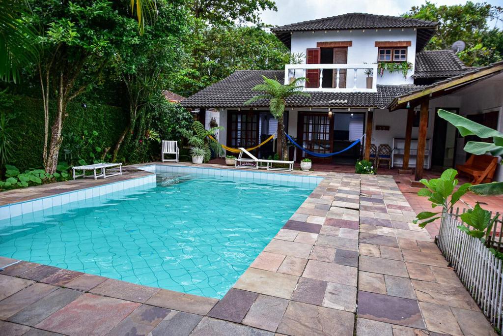 Casa c piscina e churrasqueira no Guarujá - SP