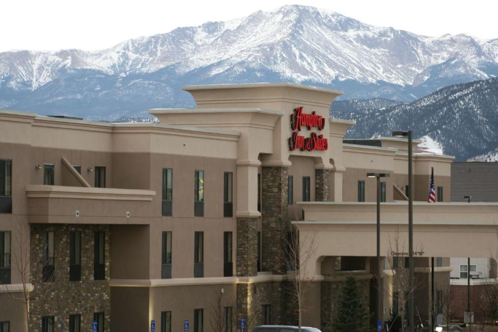 un hotel con una señal de hotel frente a una montaña en Hampton Inn & Suites Colorado Springs-Air Force Academy/I-25 North, en Colorado Springs