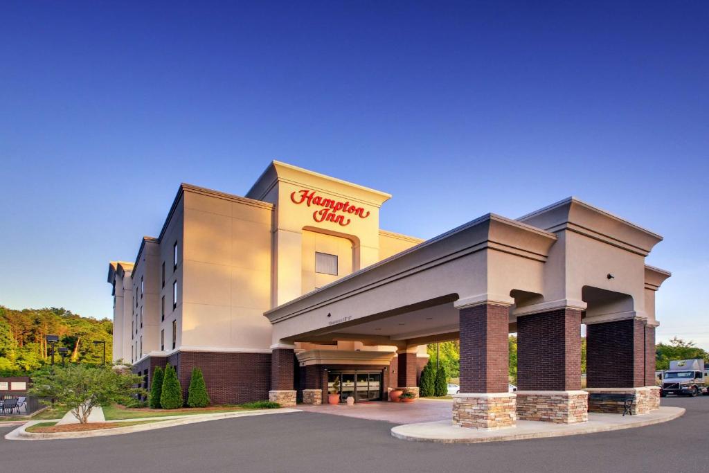 una tienda frente a un hotel Chevrolet en Hampton Inn Birmingham/Leeds en Leeds