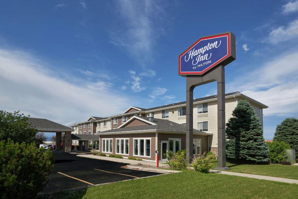 ein Schild vor einem Hotel in der Unterkunft Hampton Inn Helena in Helena