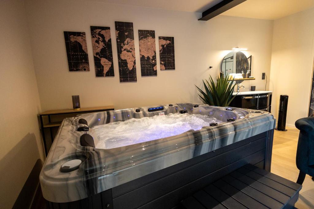 Les Chambres de Sonia et Éric - Queen Room With Spa Bath