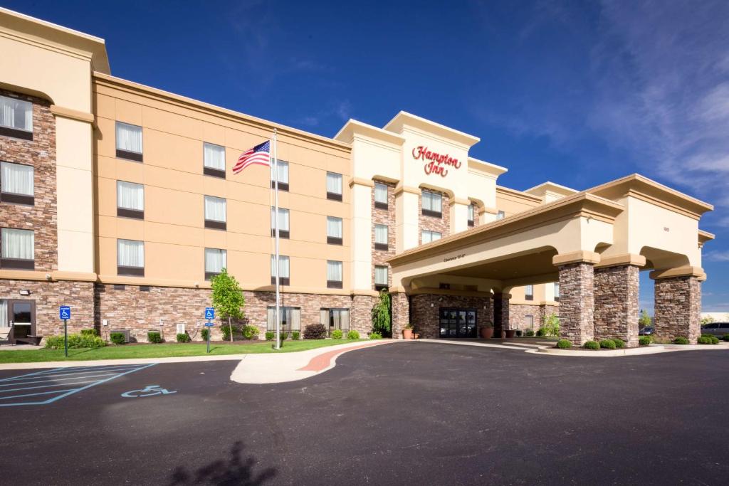 un hotel con una bandera americana delante de él en Hampton Inn Indianapolis NW/Zionsville, en Whitestown