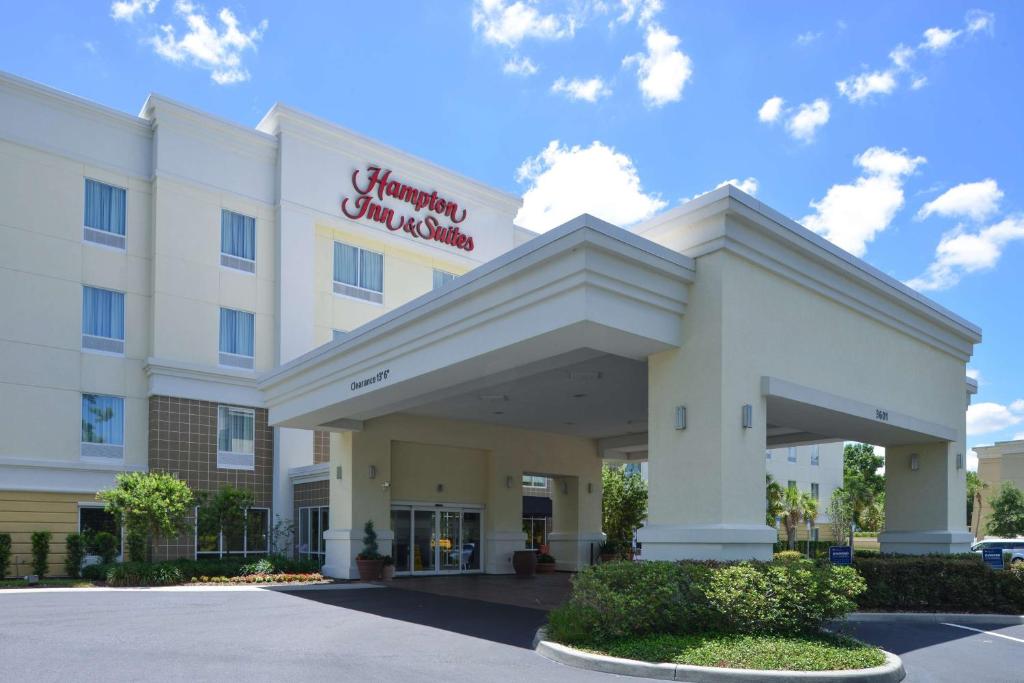 eine Darstellung der Vorderseite eines Hotels in der Unterkunft Hampton Inn & Suites - Ocala in Ocala