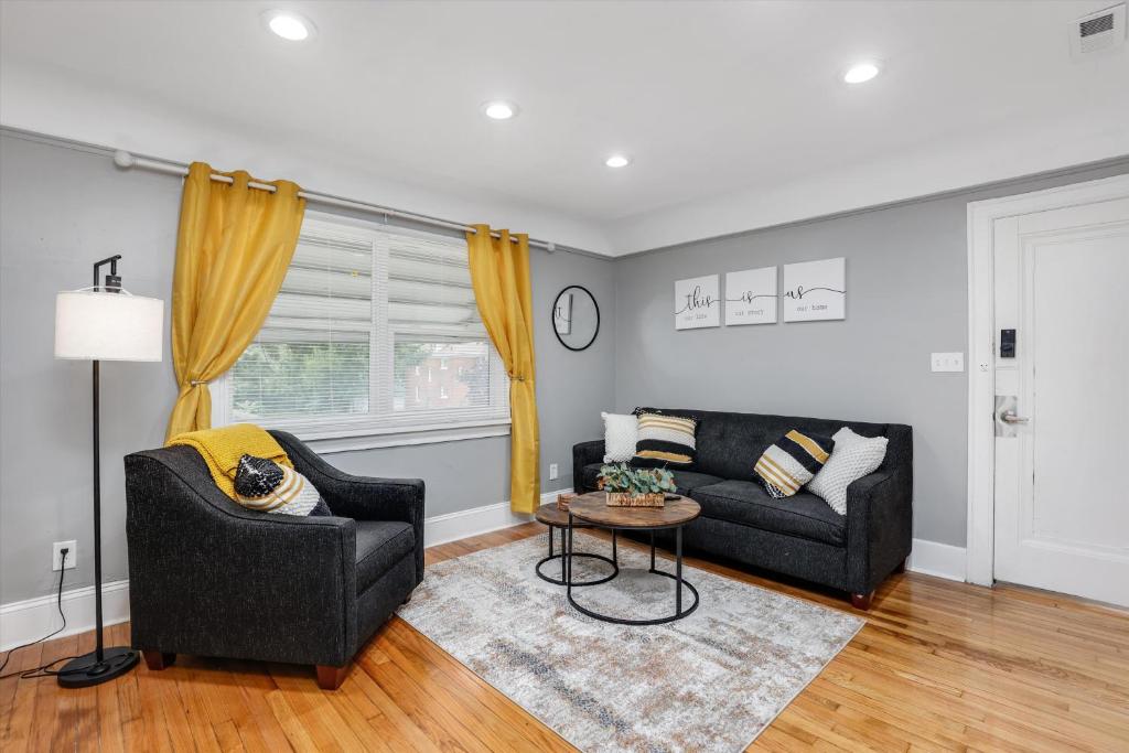 Χώρος καθιστικού στο Modern & Cozy East Side Gem ~ Queen Beds ~ Parking