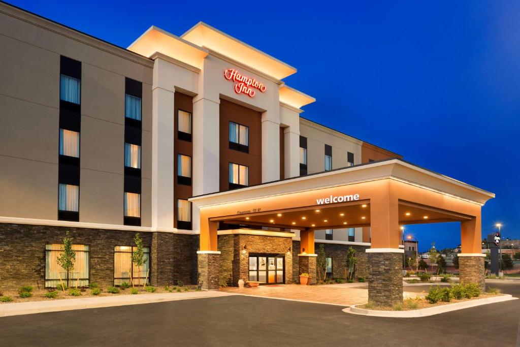 ein Hotel an der Vorderseite des Hotels in der Unterkunft Hampton Inn by Hilton Kennewick at Southridge in Kennewick