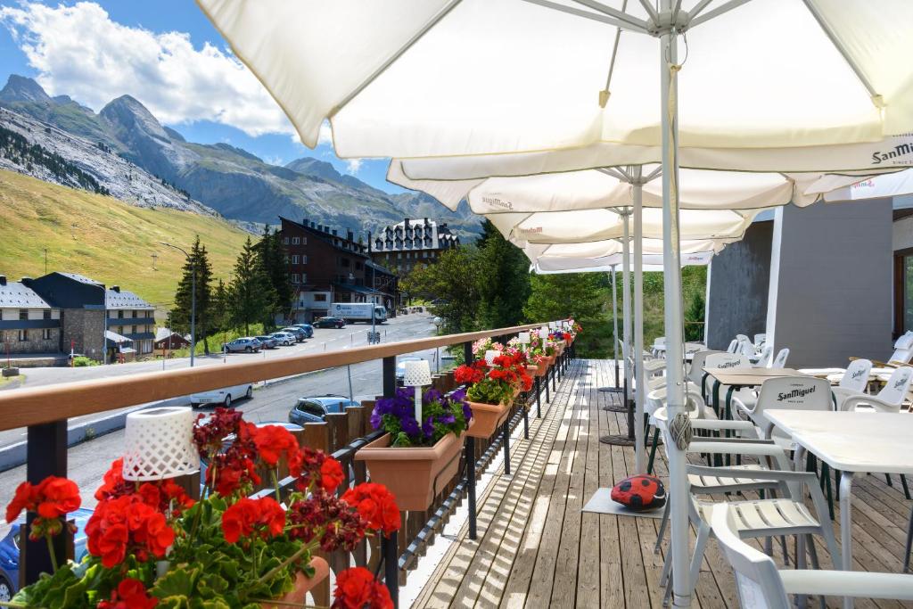 Nespecifikovaný výhled na hory nebo výhled na hory při pohledu z hotelu