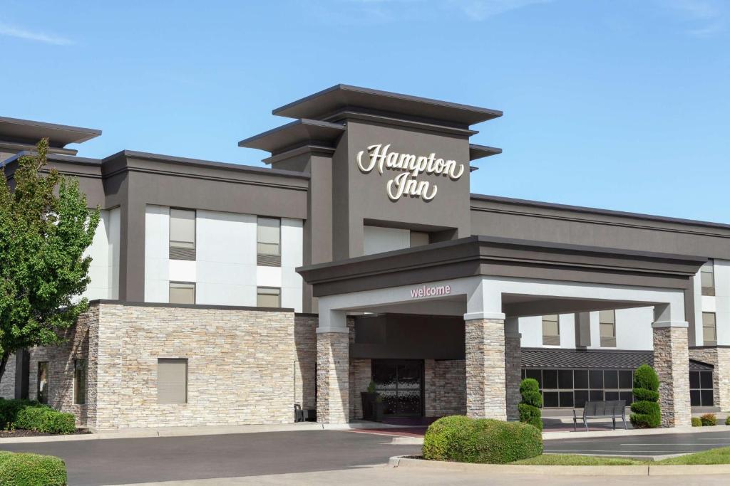 een winkel voor een gebouw met een bord erop bij Hampton by Hilton Oklahoma City I-40 East- Tinker AFB in Midwest City