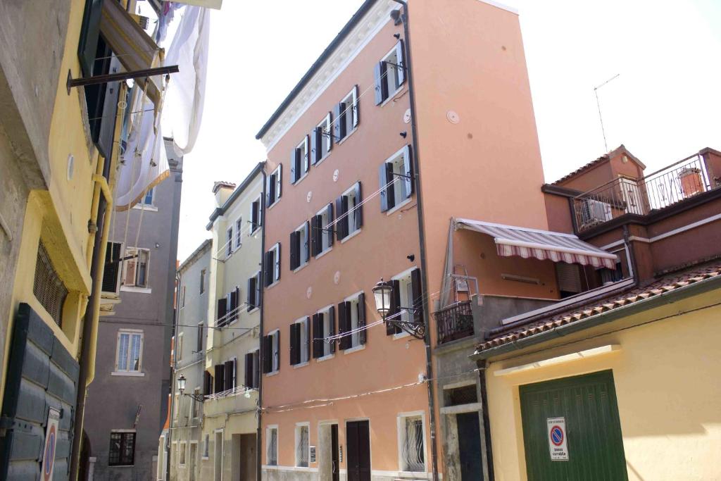 un grupo de edificios en una calle de la ciudad en Casa Padoan, en Chioggia