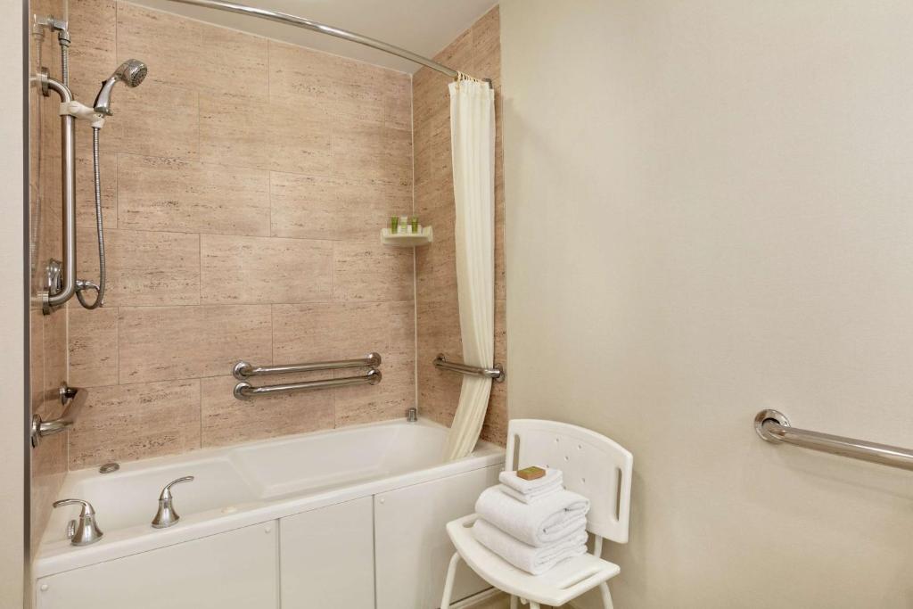 Hilton Suites Ocean City Oceanfront - 