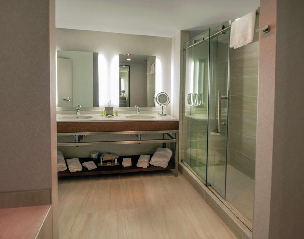 Un baño de DoubleTree by Hilton Hotel Niagara Falls New York