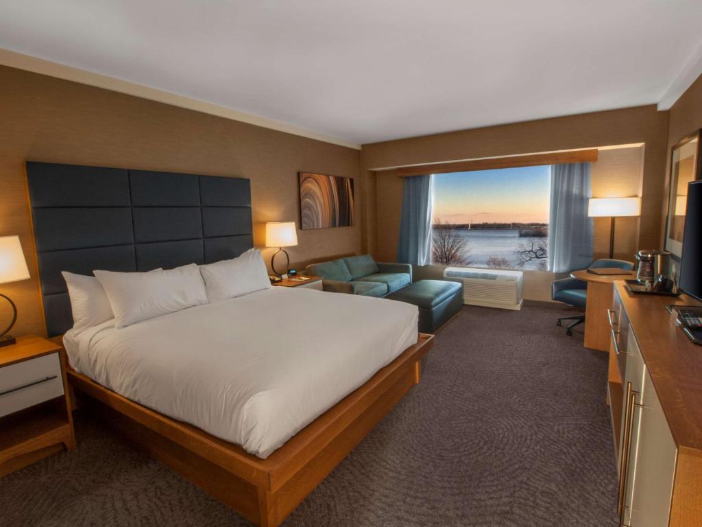 Una cama o camas en una habitación de DoubleTree by Hilton Hotel Niagara Falls New York