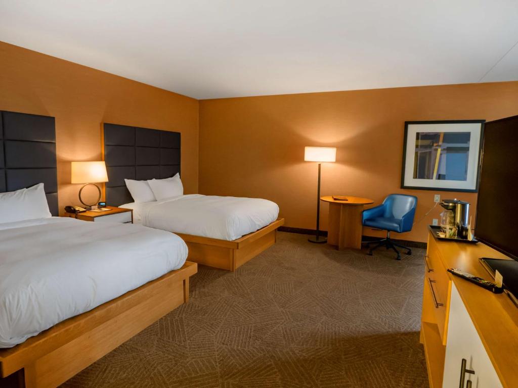 Una cama o camas en una habitación de DoubleTree by Hilton Hotel Niagara Falls New York