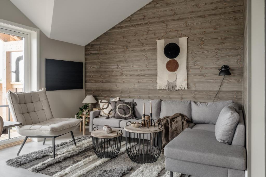 sala de estar con sofá y silla en Modern nybyggd lägenhet i Orsa Grönklitt, en Orsa