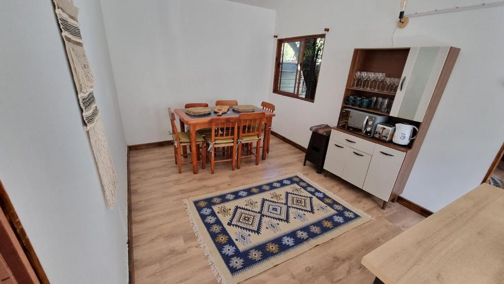 a kitchen and dining room with a table and chairs at ¡Cabaña full equipada para 6! in Guayacán