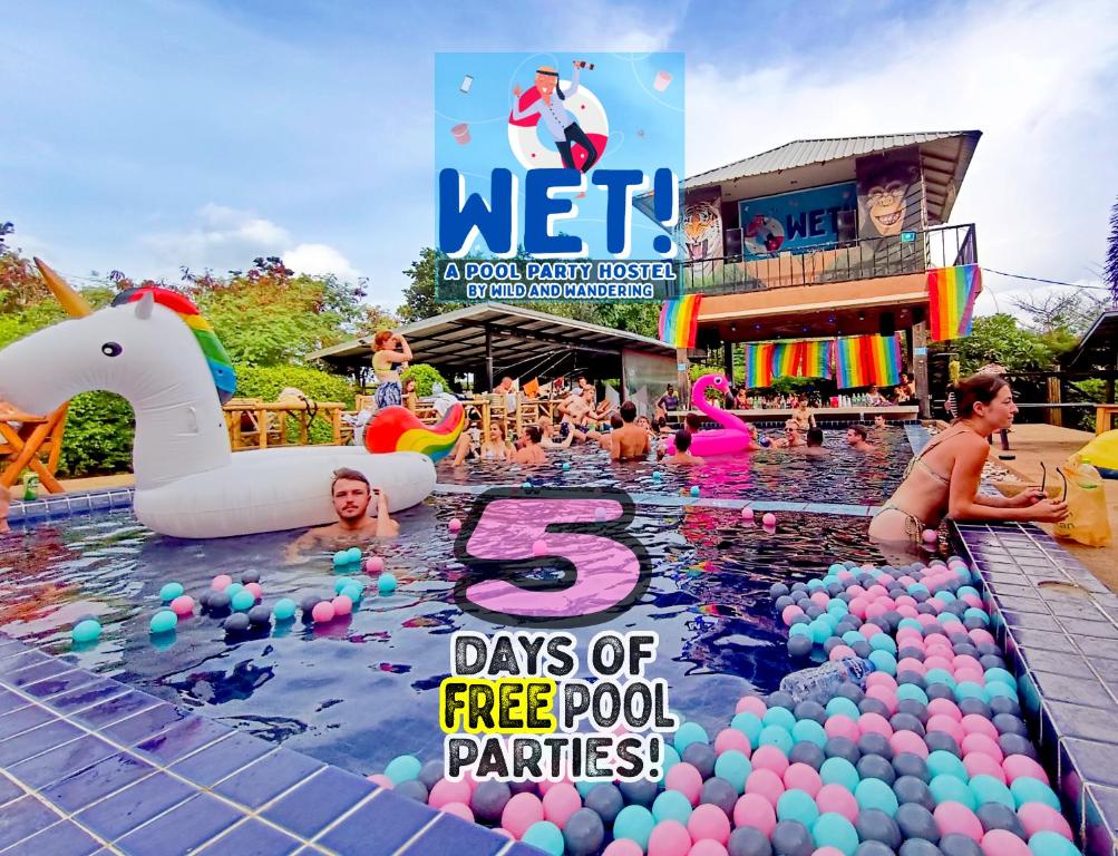 een zwembad vol mensen in het water op een feestje bij WET! a Pool Party Hostel by Wild & Wandering in Haad Rin