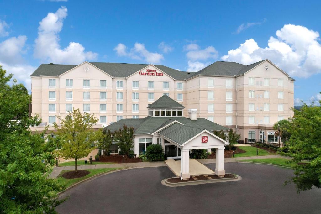 un hôtel avec un grand bâtiment dans l'établissement Hilton Garden Inn Augusta, à Augusta