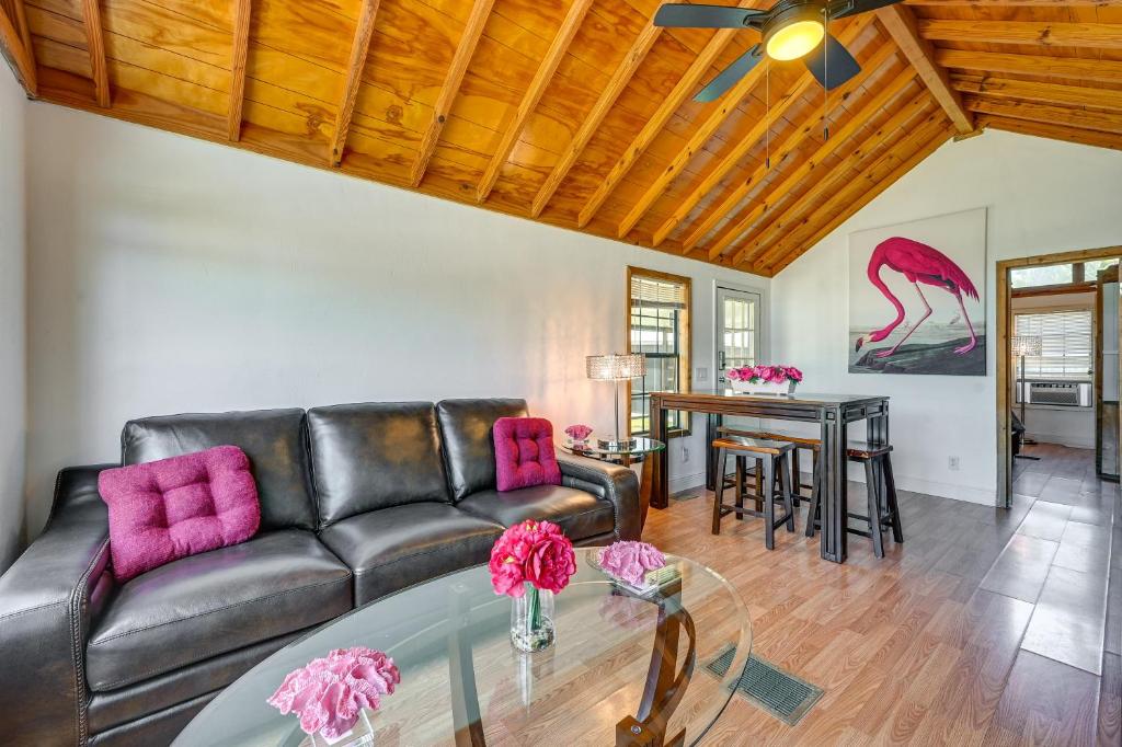 ein Wohnzimmer mit einem Ledersofa und einem Tisch in der Unterkunft Everglades City Trailer Cabin with Boat Slip! in Everglades City