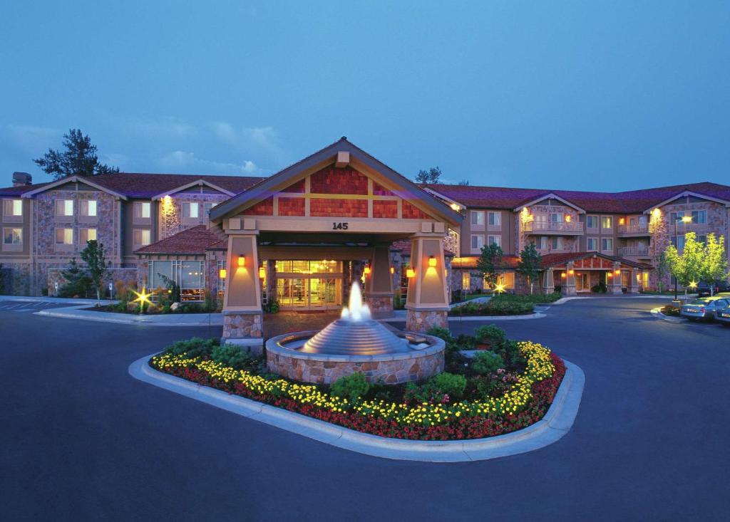 un hotel con una fuente frente a un edificio en Hilton Garden Inn Boise / Eagle en Eagle