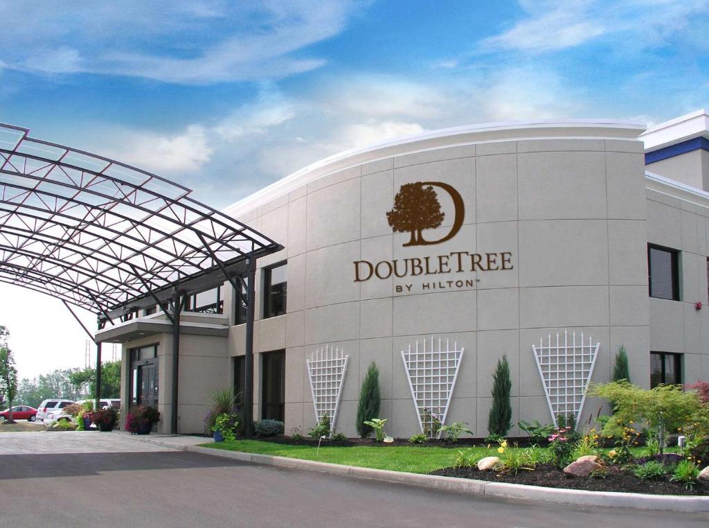 Un edificio con l'insegna del fuoco a spirale sopra. di DoubleTree by Hilton Buffalo-Amherst ad Amherst
