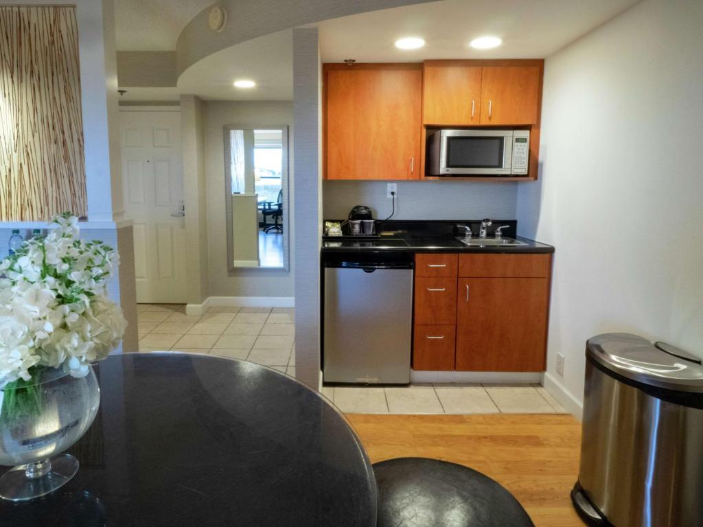 Cucina o angolo cottura di DoubleTree by Hilton Buffalo-Amherst