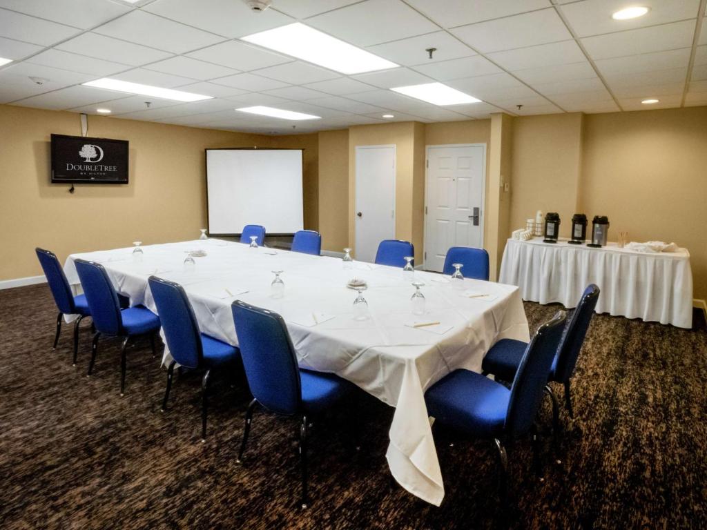 Zona business o sala conferenze di DoubleTree by Hilton Buffalo-Amherst