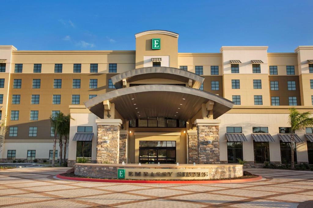 un hotel con un edificio con un reloj en él en Embassy Suites by Hilton McAllen Convention Center en McAllen