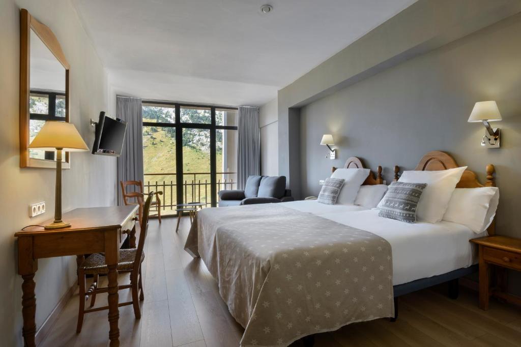 Postel nebo postele na pokoji v ubytování Hotel Edelweiss Candanchú