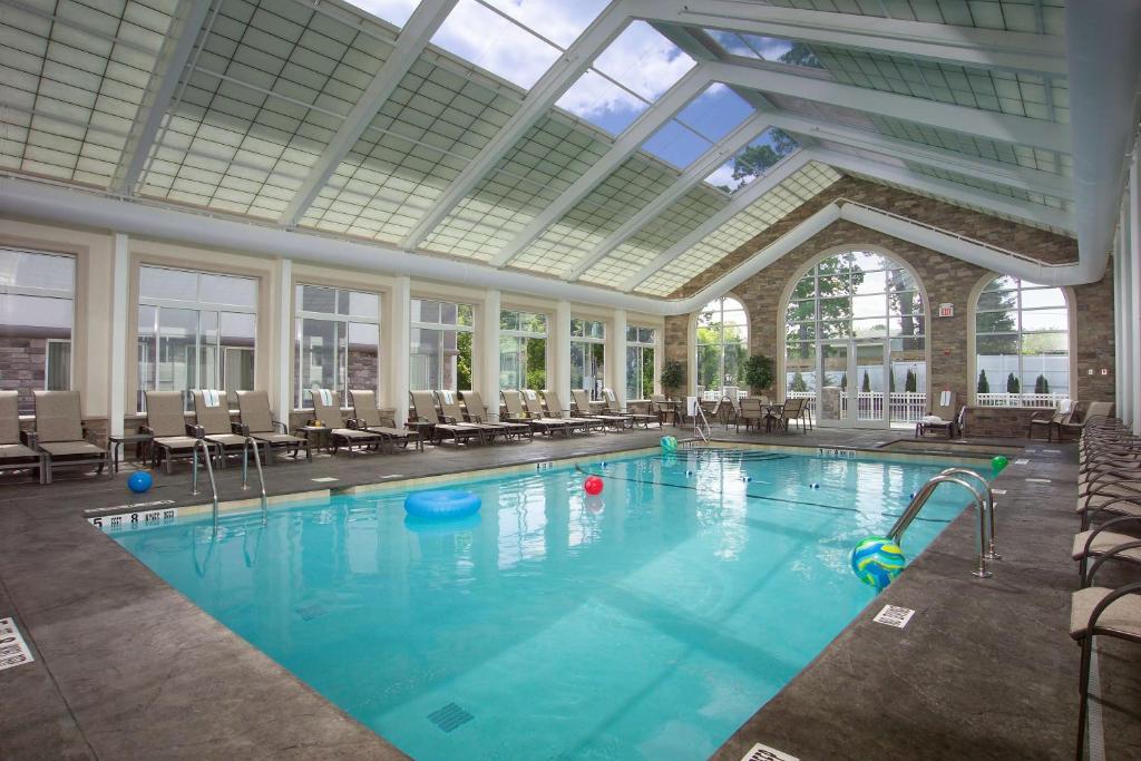 Bazén v ubytování DoubleTree by Hilton Nanuet nebo v jeho okolí